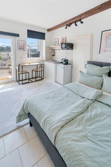 נויוויד Tiny Apartment With Spacious Terrace On The Rhine מראה חיצוני תמונה